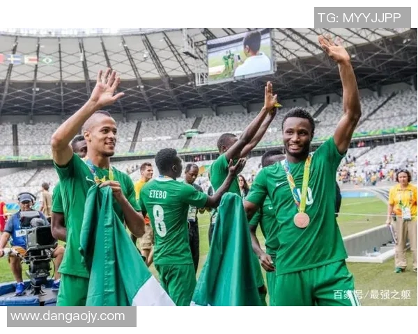 深圳足球队在世界杯预选赛中以79分高居积分榜首位展现强劲实力